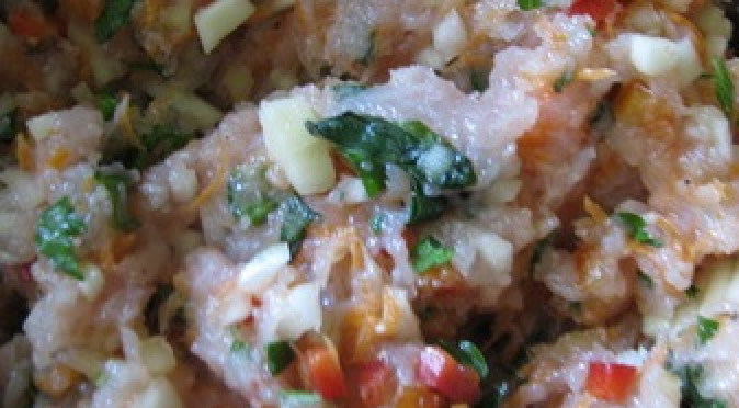 1. Этап. Патиссоны, фаршированные курицей: Овощи смешайте с куриным фаршем. Посолите и добавьте специи по вкусу.