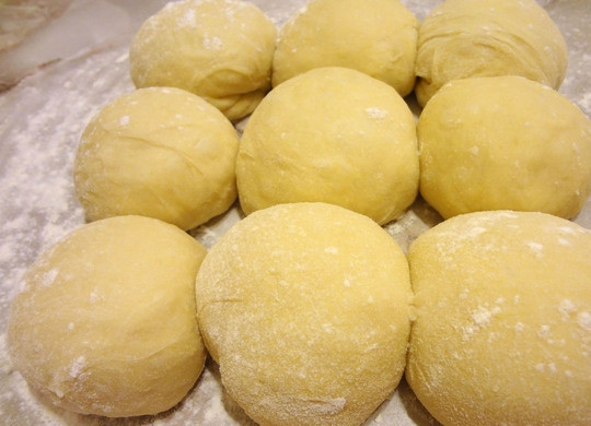 1. Этап. Пампушки: 6. Спустя час достаньте тесто и разделите его на небольшие шарики (8-10 штук).