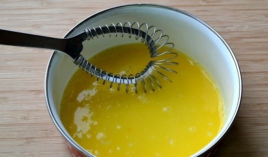 1. Этап. Салат из морковки по-корейски: 3. Вбейте в глубокую мисочку яйца и взбейте их со щепоткой соли.