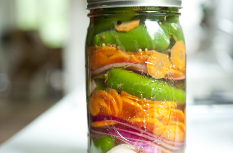 1. Этап. Перец с луком на зиму: Заливаем перец маринадом и закатываем банки. Когда остынут, ставим их в прохладное место.