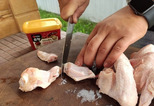 1. Этап. Хрустящие крылышки в остро-сладком соусе: Разделать крылья по фалангам.