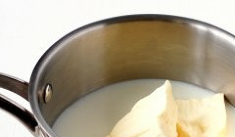 1. Этап. Заварное тесто на молоке: 2. Вливаем в кастрюлю молоко и воду, добавляем сливочное масло, после чего доводим все до кипения, но не кипятим!