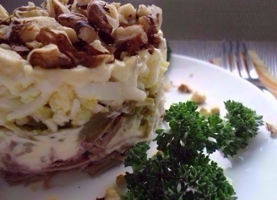 1. Этап. Салат с говядиной, огурцом и яйцом: Салат выкладываем слоями. Возьмите форму или пиалки. Первым слоем выложите говядину. Покройте её майонезом. Следующим слоем добавьте смесь огурца и чеснока, которые также покройте небольшим количеством майонеза. Следующий слой — яйца, поверх которых выложен майонез. Последний слой — грецкие орехи. После сборки поставьте салат в холодильник на полчаса для пропитки. Салат готов!