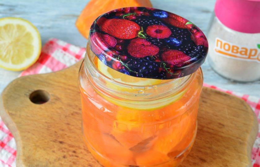 1. Этап. Компот из тыквы с лимоном: Прикройте банку крышкой и оставьте на 20 минут.