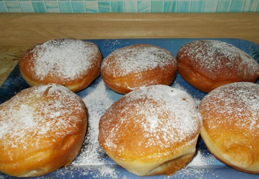 1. Этап. Берлинеры: Берлинеры подавайте с сахарной пудрой. Приятного чаепития!