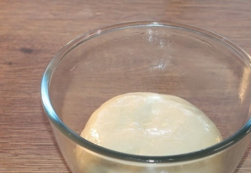 1. Этап. Булочки-птички Жаворонки: 9. Тесто должно получиться однородным и совсем не липнущим к рукам. Миску с тестом смазываем растительным маслом, закрываем пищевой пленкой и оставляем в теплом месте для подъема теста на 60-80 минут.