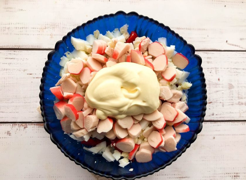 1. Этап. Салат Солнечный зайчик: Заправьте салат майонезом, посолите и хорошо перемешайте.