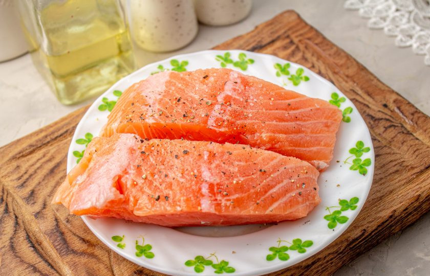 1. Этап. Лосось на подушке из шпината: Филе рыбы промойте, обсушите, удалите косточки. Натрите солью и черным молотым перцем.