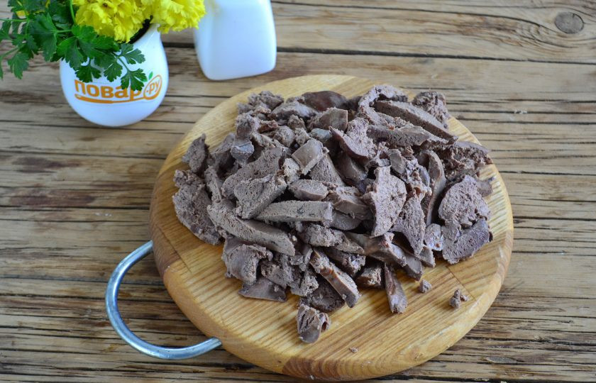1. Этап. Салат из печени с маринованным луком: Отваренную печень нарежьте соломкой.