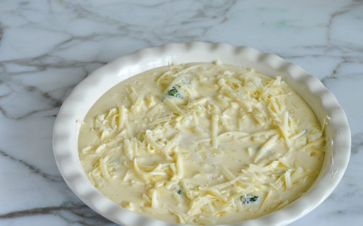 1. Этап. Киш без муки с брокколи: 6. А потом влейте тесто.