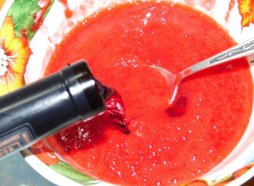 1. Этап. Куриные бедра в малиновом маринаде: Добавьте к малиновому пюре вино.