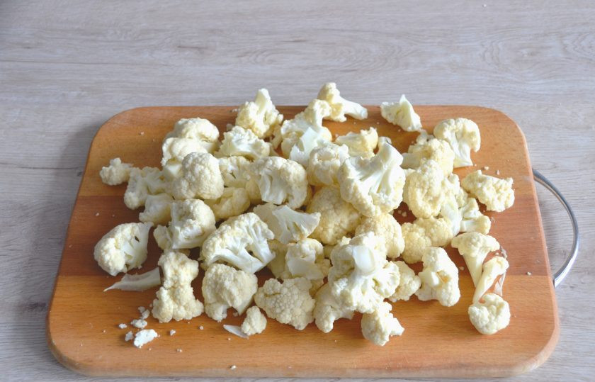 1. Этап. Цветная капуста по-итальянски: Очистите цветную капусту от листьев, разберите на соцветия.