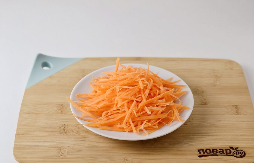 1. Этап. Салат из свежей свеклы: Аналогичным образом поступите с морковью.