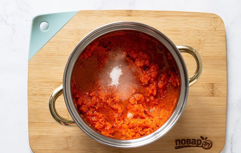 Салат из моркови Оранжевое чудо на зиму 1. Этап. Салат из моркови Оранжевое чудо на зиму: Добавьте сахар и соль. Влейте растительное масло. Варите на медленном огне 1,5 часа, периодически помешивая.