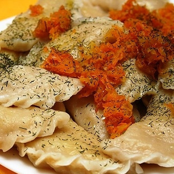 1. Этап. Постные вареники с картошкой: Готовые вареники украшаем свежей зеленью, оставшейся 1/3 обжаренных овощей, и подаем со сметаной. Приятного! :)