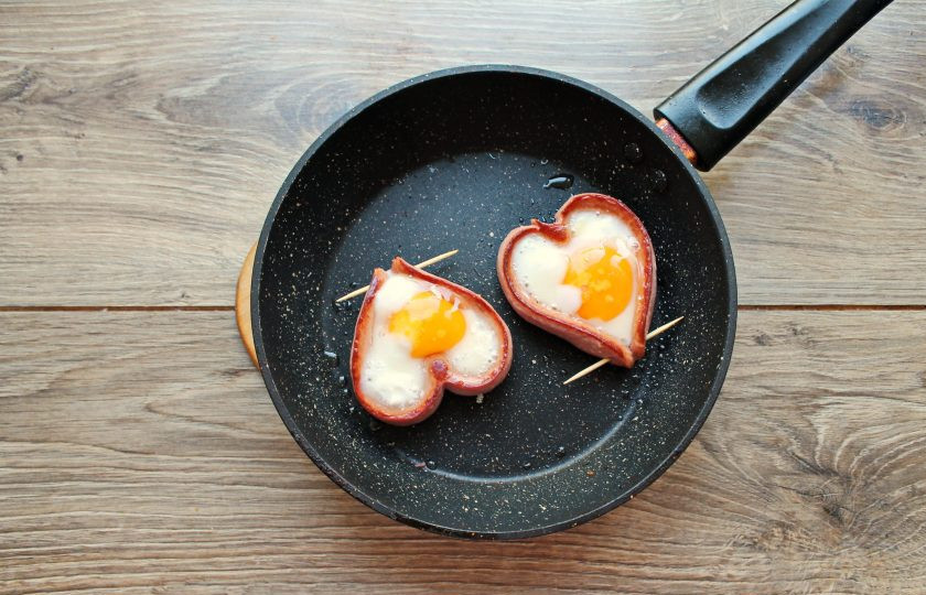1. Этап. Яичница сердечком: Аккуратно вылейте по одному яйцу в середину, посолите белок и жарьте яичницу на медленном огне, без крышки, до желаемой степени. Снимите яичницу сердечком со сковороды и сразу подавайте к столу.