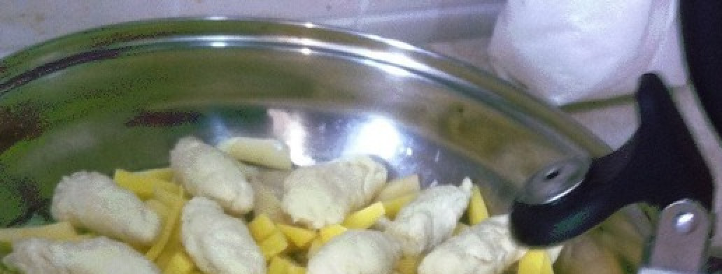 1. Этап. Нудли: Вливаем 1 стакан холодной воды. Вода должна заполнить сковородку наполовину.