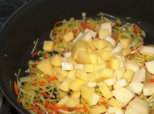 1. Этап. Простой суп на мясном бульоне: А через пару минут – картофель.