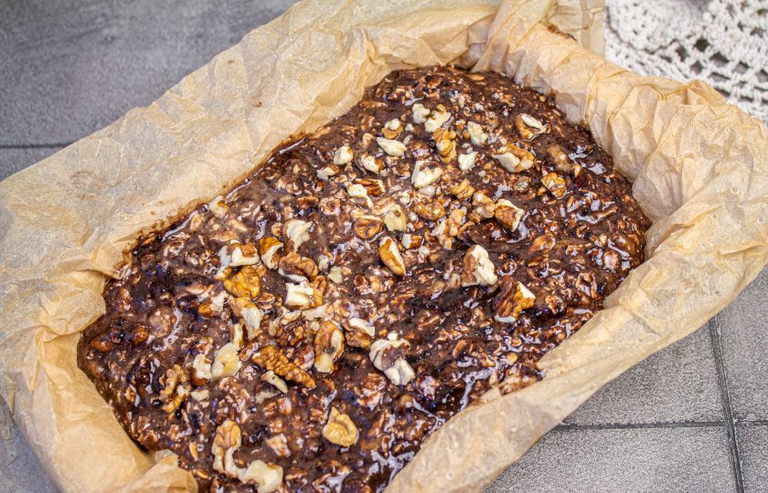 1. Этап. Пирог из овсянки без муки с бананами: Форму для выпечки выстелите пергаментом и переложите тесто. Выпекайте пирог в заранее разогретой духовке до 180 градусов 35-40 минут.