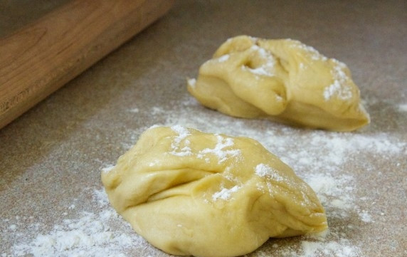 1. Этап. Маковый штрудель: 1. Подогрейте молоко до 46 градусов, разведите в нем дрожжи, добавьте масло виноградных косточек, ¼ стакана сахара, щепотку соли, яйца и 1 желток, хорошенько перемешайте. Просейте муку и введите ее, замесите тесто ложкой, затем выложите на рабочую поверхность и вымешивайте 5 минут вручную. Переложите тесто в миску и оставьте на 2 часа, затем обомните его и снова оставьте на 2 часа. Разделите тесто на 2 части.