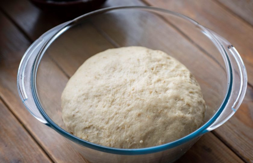 1. Этап. Булочки с овсяными хлопьями: Итоговое тесто должно быть мягким и не должно прилипать к рукам, поэтому вам может потребоваться чуть больше или чуть меньше муки. Тесто округлите в миске, накройте кухонным полотенцем и оставьте в теплом месте подходить.