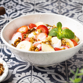 Фруктово-ягодный салат с йогуртом