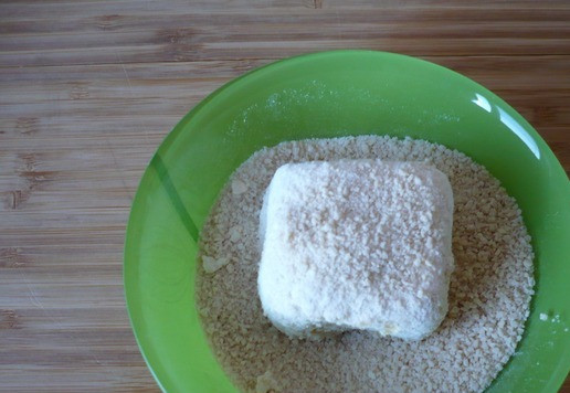 1. Этап. Кубики ветчины и сыра для перекуса: Теперь обваляйте в панировочных сухарях.