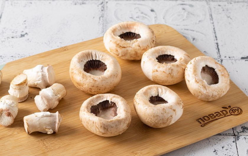 1. Этап. Шампиньоны с творожным сыром и зеленью: Шампиньоны аккуратно протрите влажной тряпочкой, удалите ножку и часть мякоти.