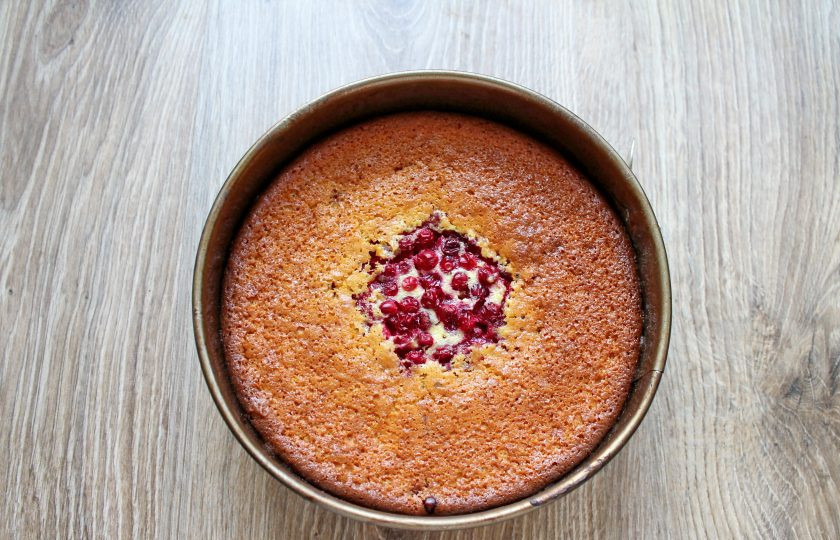 1. Этап. Творожный пирог с брусникой: Поставьте в горячую духовку и выпекайте в течение 50 минут при температуре 180 градусов. Достаньте из духовки и полностью остудите. После этого извлеките творожный пирог с брусникой из формы и подавайте к столу.