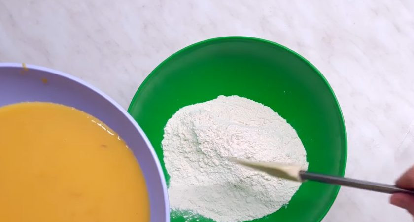 1. Этап. Блины тыквенные: 2. Добавьте в конце теплое молоко и перемешайте. Тесто должно получиться довольно густым и желтым, с приятным цитрусовым ароматом. В муку частями вылейте жидкую часть теста, хорошо перемешивая.