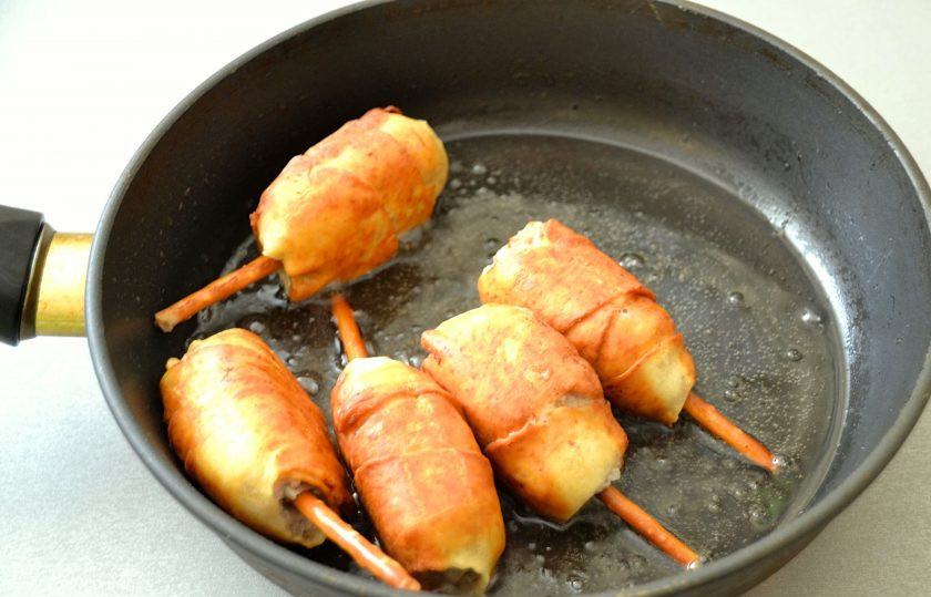 1. Этап. Ложные куриные ножки: Обжаривайте не слишком быстро, чтобы фарш успел приготовиться, поворачивая 