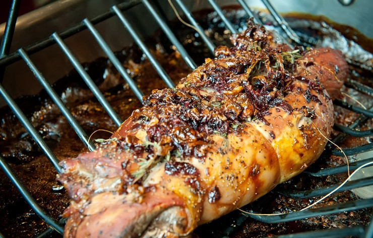 1. Этап. Свинина в вишневом соусе: Готовое мясо должно постоять несколько минут прежде, чем снять ниточки и убрать веточки тимьяна.