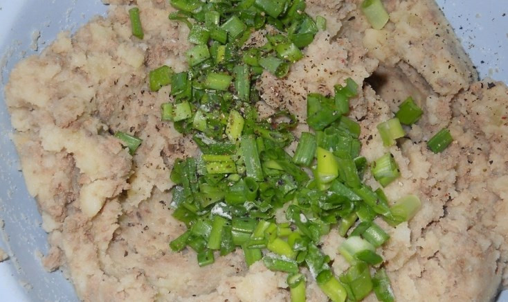 1. Этап. Пирожки с печенкой: Печень отварите, картошку тоже. Все измельчите и перемешайте, добавьте зелень и специи.