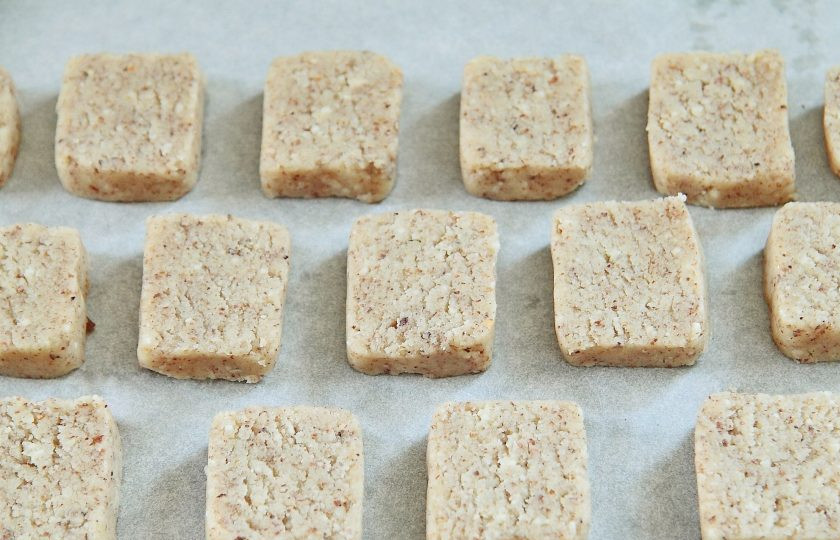 1. Этап. Миндальное печенье: 7. Выложите печенье на противень, застеленный пергаментом и выпекайте при 180 градусах около 12-15 минут.