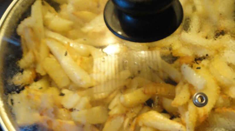 1. Этап. Картошка с луком на сковороде: Потом огонь уменьшаем и накрываем картошку крышкой.