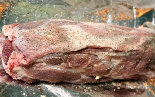 1. Этап. Шейка в духовке в фольге: 2. Набор специй для приготовления этого блюда минимальный, чтобы сохранить истинный вкус мяса. Обсушенную шейку необходимо посолить и поперчить со всех сторон. Острым ножом сделать небольшие отверстия по всей поверхности кусочка.