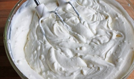 1. Этап. Простой тортик: 4. Отдельно взбейте до плотных пиков сливки. Добавьте их в крем-сыр и перемешайте. Все, крем для торта готов.