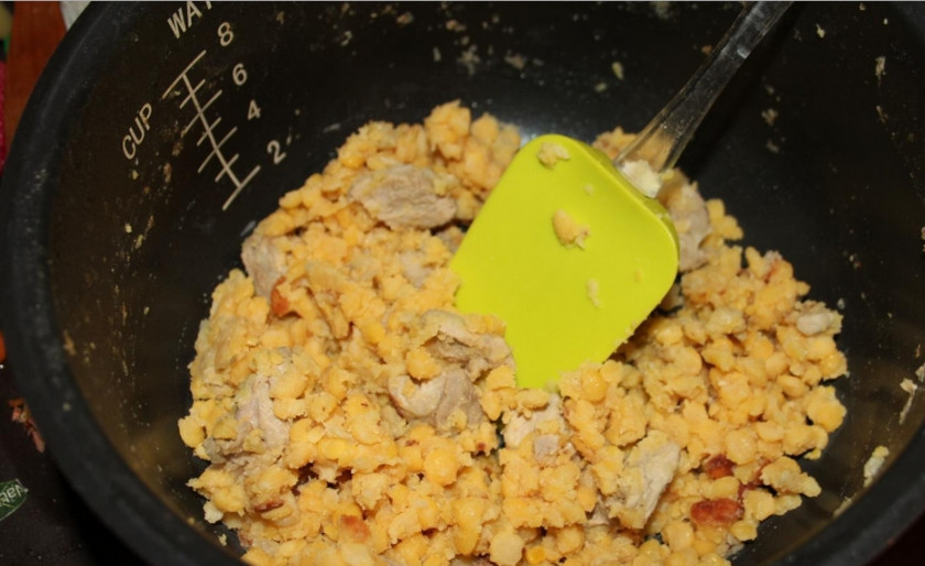 1. Этап. Гороховая каша с копченостями в мультиварке: 3. Горох промоем, добавим в чашу мультиварки к обжаренным ингредиентам. Заливаем водой в пропорции 1:2, как для гречки и риса. В режиме 