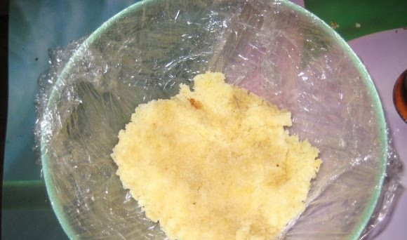 1. Этап. Торт Феи: 6. От бисквита отрезать верхнюю часть и выложить на дно салатника. Также срезать нижнюю часть и отложить в сторону.