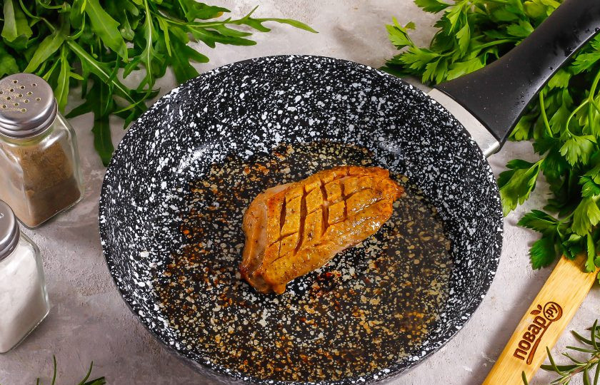 1. Этап. Салат с уткой и рукколой: Разогрейте растительное масло на сковороде и выложите в него грудку кожей вниз. Именно в разогретое масло! Обжарьте 2 минуты и переверните на другую сторону. Обжарьте 4 минуты и заверните грудку в фольгу и оставьте на 8-10 минут, чтобы она 