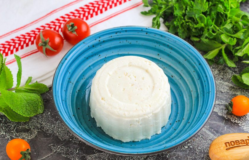 1. Этап. Адыгейский сыр рецепт в домашних условиях из молока и уксуса: Можно поместить и в холодильник на 3-4 часа. Сыр должен остыть! После этого его можно извлечь из формы.