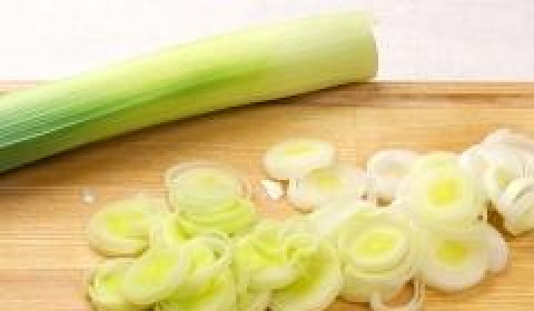 1. Этап. Салат из помидоров: Нам нужна только белая часть лука-порея - ее мы нарезаем на тоненькие кольца. Зеленую часть не трогаем вообще.
