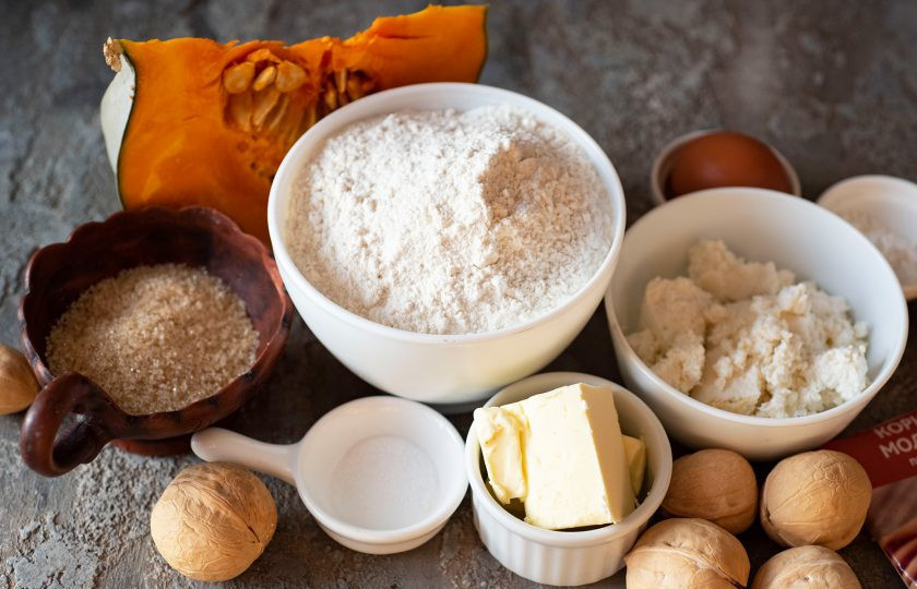 1. Этап. Творожно-тыквенное печенье: Подготовьте сразу же все ингредиенты для приготовления. Почистите от кожуры и семян кусочек тыквы.