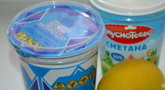 1. Этап. Торт чернично-муссовый: Приготовим крем. Смешиваем сметану со сгущенным молоком, взбиваем массу миксером, добавив лимонный сок.