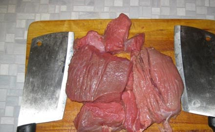 1. Этап. Фарш для пельменей: Мясо говядины хорошенько промываем, сушим полотенцами, обрезаем все ненужные жилки, пленки, да и любые не сильно красивые куски мяса (здесь действительно можно не экономить, поскольку все обрезки будут использованы в отваривании мясного бульона).