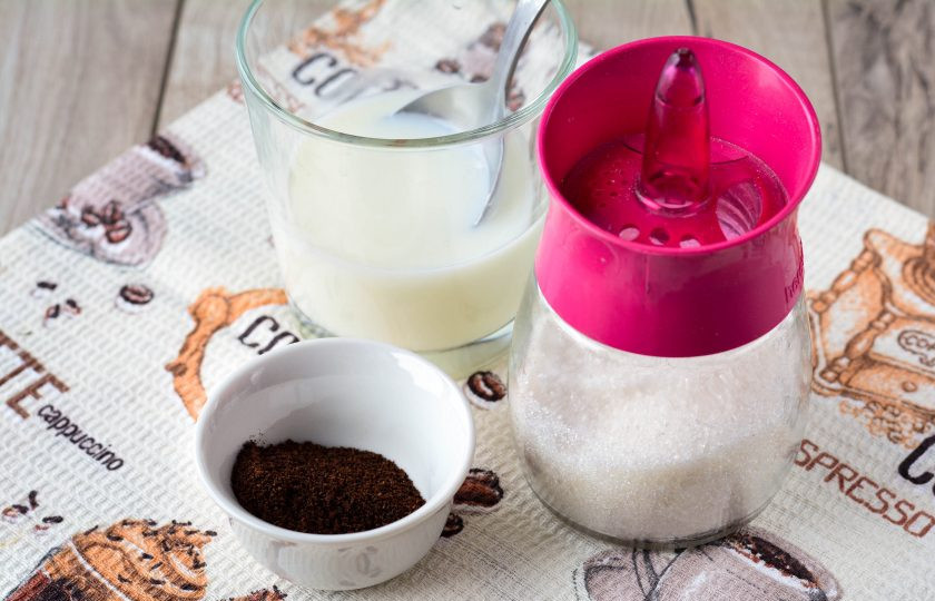 1. Этап. Кофе в турке с молоком: Подготовьте ингредиенты для приготовления кофе в турке с молоком.