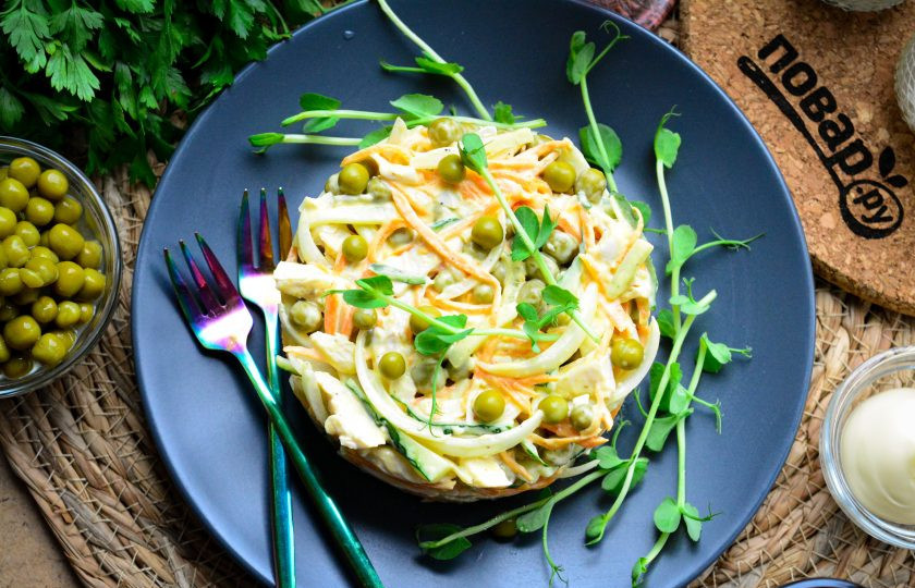 1. Этап. Салат Обалденный с куриным филе: Готовый салат подавайте к столу. Украшайте веточками свежей зелени. Приятного вам аппетита!