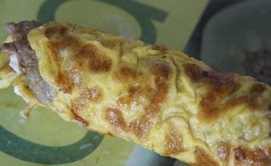 1. Этап. Бризоль с сыром: Заворачиваем лепешку трубочкой. Таким же образом жарим и заворачиваем остальные бризоли.