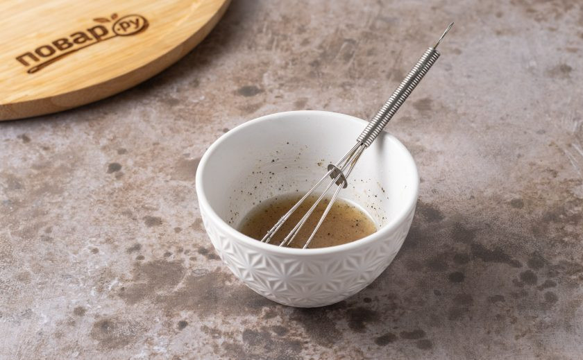 1. Этап. Салат из моркови как в столовой: Для заправки смешайте лимонный сок, растительное масло, мед и горчицу. Посолите и поперчите. Еще раз перемешайте.