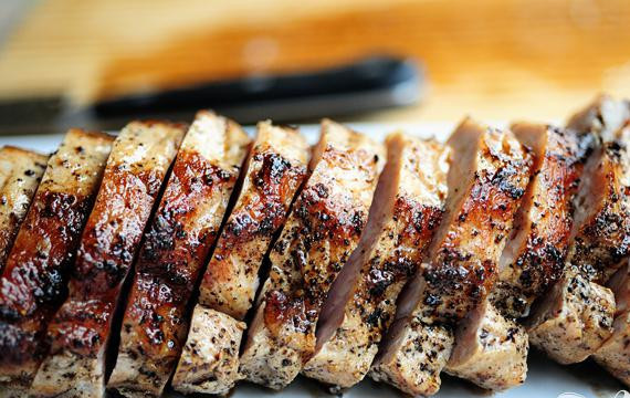 1. Этап. Свинина в клюквенном соусе: 4. Нарезать свиную вырезку. Полить клюквенным соусом сверху. Подавать с картофельным пюре